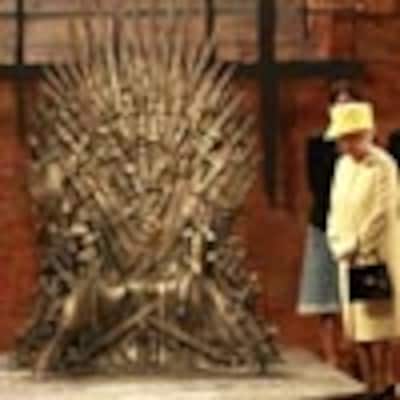 La reina Isabel II 'conquista' el trono de hierro