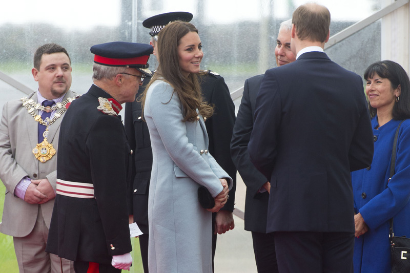 Los gestos premamá de la Duquesa de Cambridge en su visita a Gales