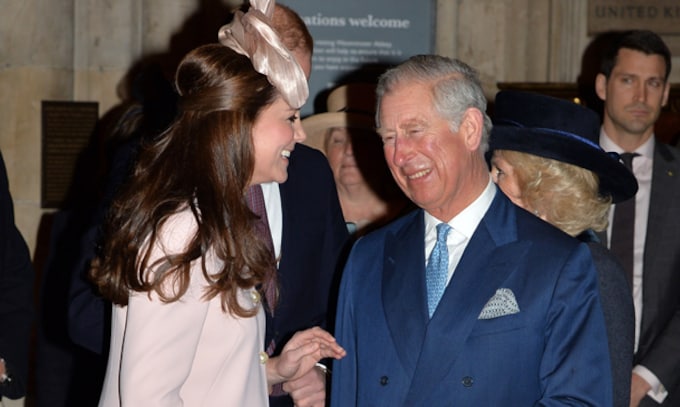 La Duquesa de Cambridge arranca su semana más intensa de trabajo bromeando con su suegro
