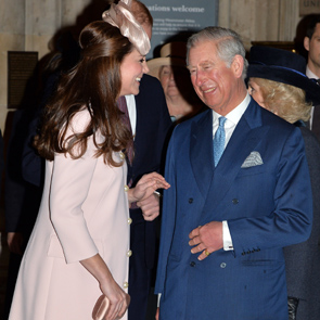 La Duquesa de Cambridge arranca su semana más intensa de trabajo bromeando con su suegro
