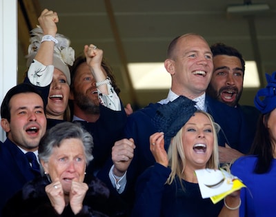 Zara Phillips y su marido, Mike Tindall, celebran locos de contentos los 145.000 euros ganados en las carreras