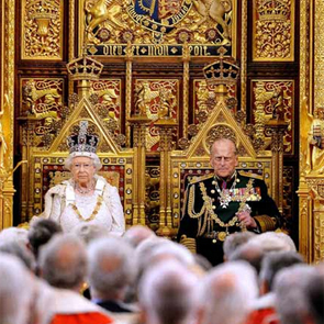 Isabel II preside la apertura del Parlamento británico