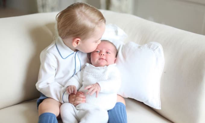 Las primeras fotografías oficiales de la princesa Charlotte en brazos de su hermano George
