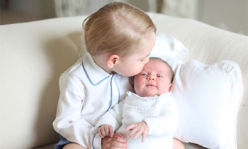 Las primeras fotografías oficiales de la princesa Charlotte en brazos de su hermano George