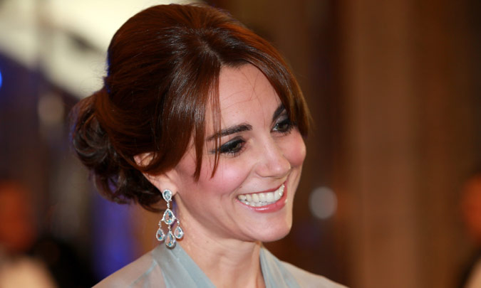 La Duquesa de Cambridge toma prestados de Carole Middleton los pendientes que se estilan en Palacio