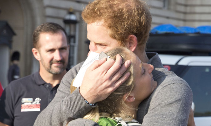 La emoción supera al príncipe Harry durante su encuentro con una soldado