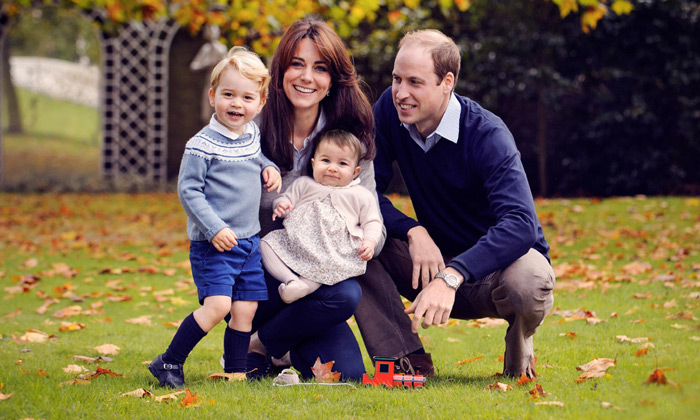 Los príncipes George y Charlotte de Cambridge ¡nos felicitan la Navidad!
