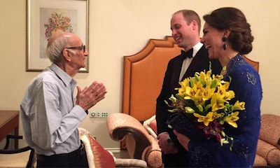 Los Duques de Cambridge se encuentran finalmente con su 'mayor' admirador en la India... ¡y tiene 93 años!