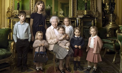 ¡Sorpresa! Isabel II celebra su 90 cumpleaños posando con los más pequeños de la familia