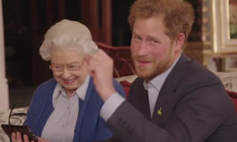 El divertido vídeo en el que el príncipe Harry y la reina Isabel II aceptan el reto de los Obama