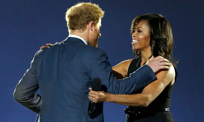 Harry de Inglaterra inaugura orgulloso sus Juegos Invictus junto a Michelle Obama: 'Él es nuestro príncipe azul'