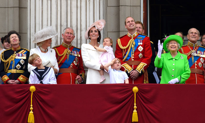 La princesa Charlotte, protagonista con su adorable reacción en su primer saludo desde el balcón de palacio