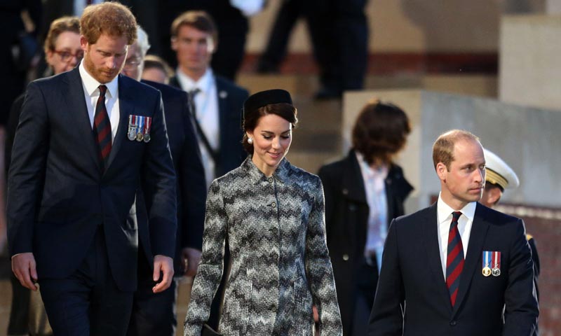 Los Duques de Cambridge y el príncipe Harry conmemoran en Francia 'el día más triste de Reino Unido'