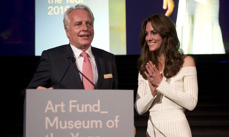 La Duquesa de Cambridge vive su noche en el museo favorito del príncipe George, al que le encanta ver los dinosaurios