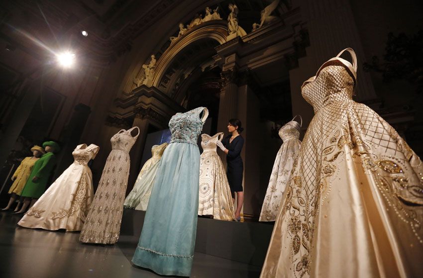 Pasen Y Vean Los 150 Vestidos De La Reina Isabel Que Toda Mujer Querria De Verdad Ponerse Al Menos Una Vez Foto 1