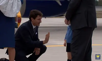 El momento en el que el pequeño George de Cambridge le niega un 'choca los cinco' al Primer Ministro de Canadá