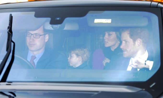 Con los príncipes George y Charlotte al frente, arranca la Navidad de los Windsor 