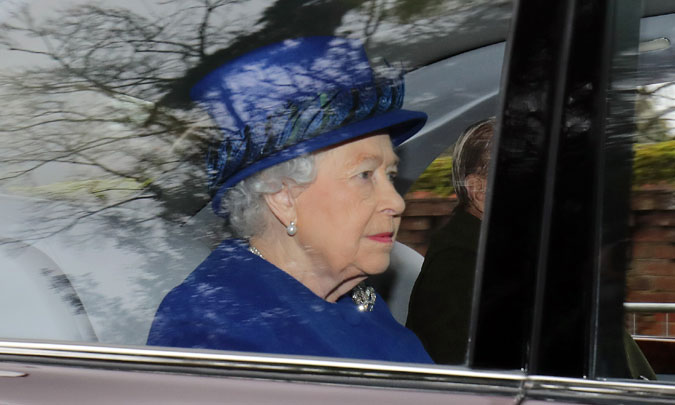 La reina Isabel II reaparece públicamente tras su larga convalecencia  