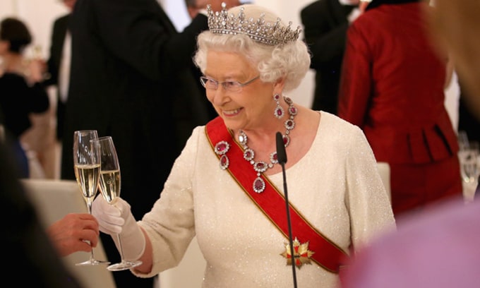 Otro motivo para brindar de Isabel de Inglaterra: saca a la venta su propia marca de vino y se agota en minutos