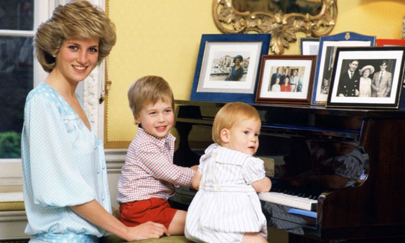 Los príncipes Guillermo y Harry hablan de la pérdida de su madre