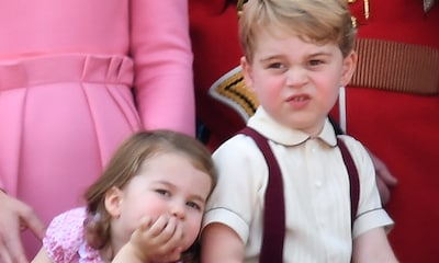 La espontaneidad del príncipe George y la princesa Charlotte en el balcón del Palacio de Buckingham