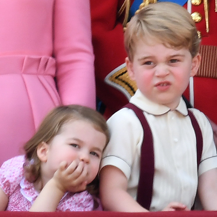 La espontaneidad del príncipe George y la princesa Charlotte en el balcón del Palacio de Buckingham 