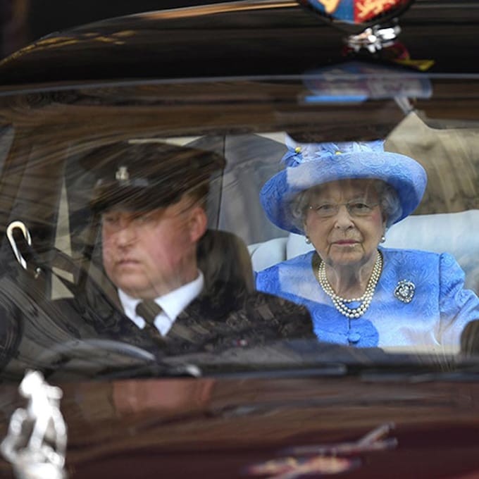 Un particular informa a la policía de que la reina Isabel no lleva el cinturón de seguridad 