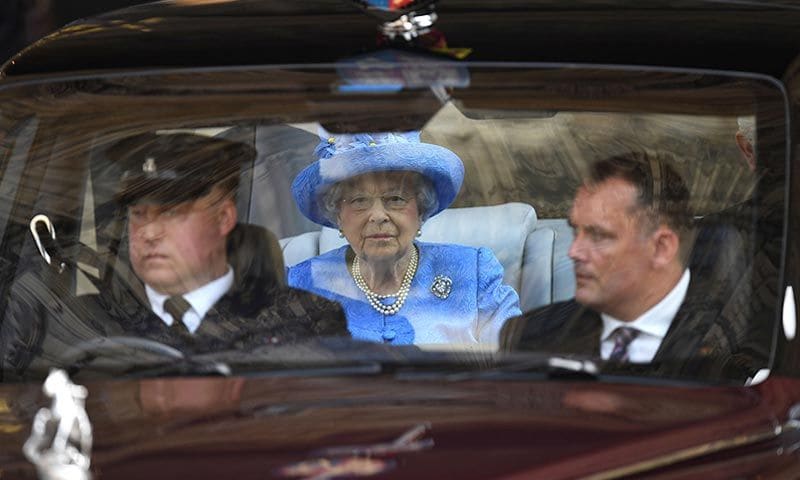 Un particular informa a la policía de que la reina Isabel no lleva el cinturón de seguridad