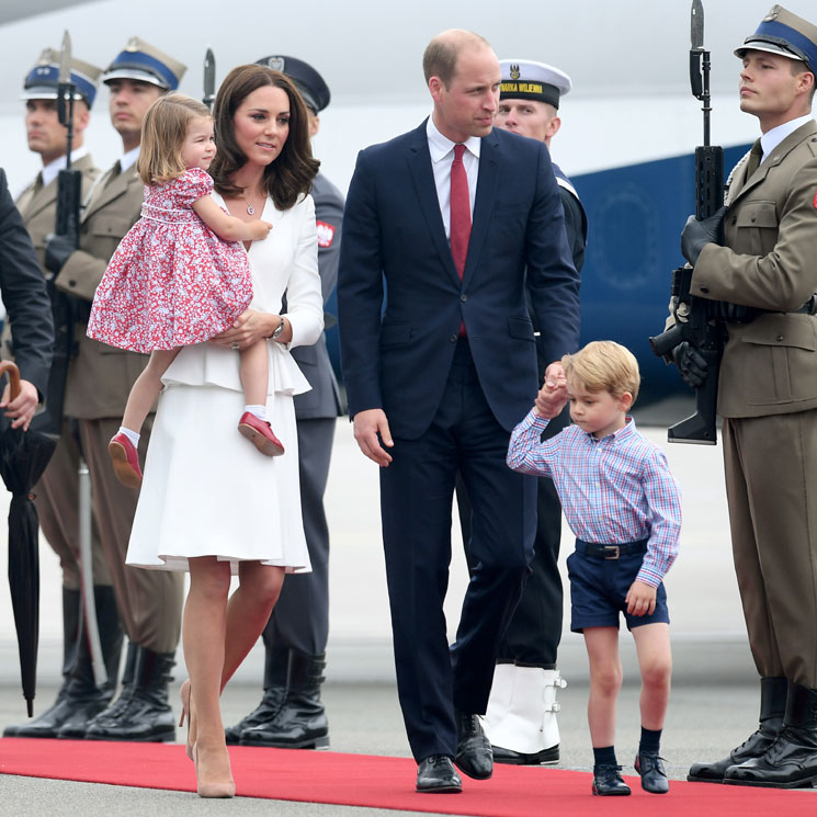Los príncipes George y Charlotte acaparan todos los 'flashes' en su segundo viaje oficial