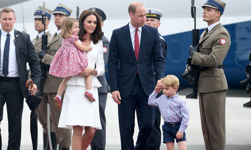 Los príncipes George y Charlotte acaparan todos los 'flashes' en su segundo viaje oficial