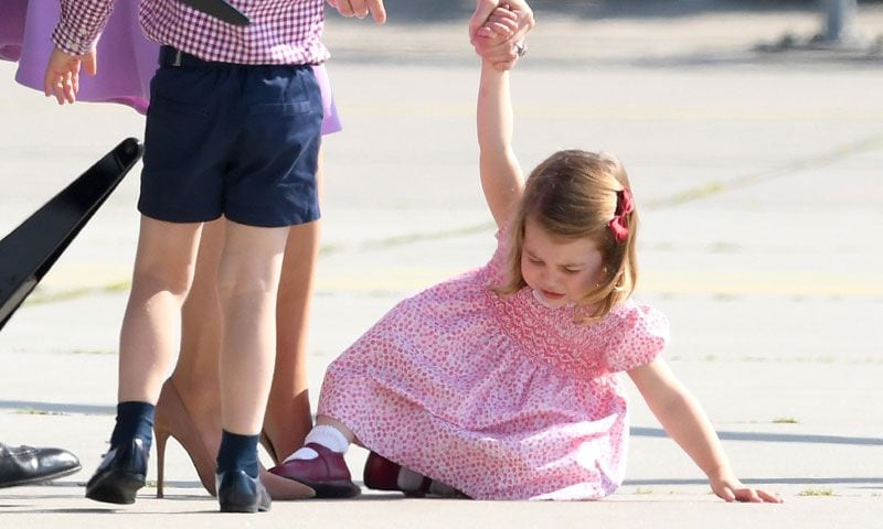 Las lágrimas de la princesa Charlotte tras su caída en el aeropuerto de Hamburgo
