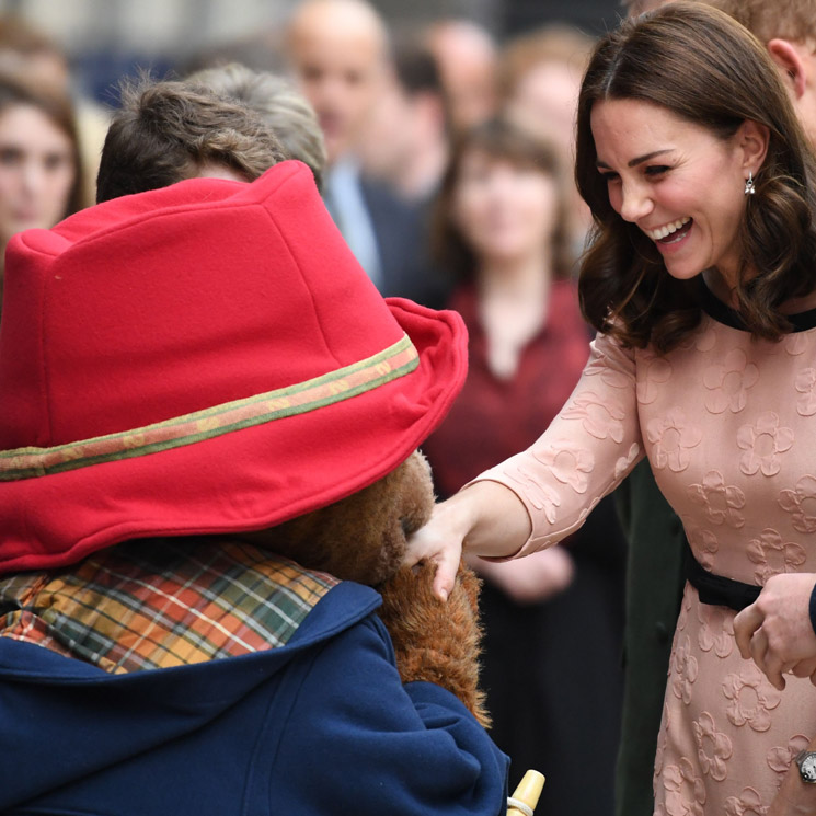 ¡Nadie se resiste al osito Paddington! La Duquesa de Cambridge aparece por sorpresa y bailando