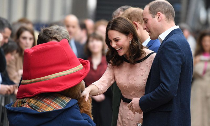¡Nadie se resiste al osito Paddington! La Duquesa de Cambridge aparece por sorpresa y bailando