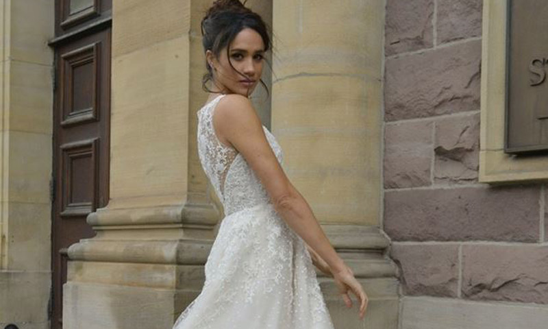 Meghan Markle escoge su vestido de novia... ¡al menos en la ficción!