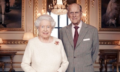 Primera fotografía oficial de Isabel II y el Duque de Edimburgo en sus bodas de titanio