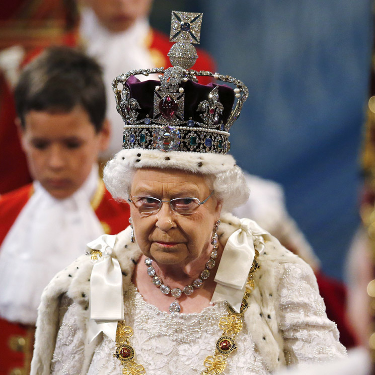 La Reina de Inglaterra explica con humor los peligros de llevar una corona