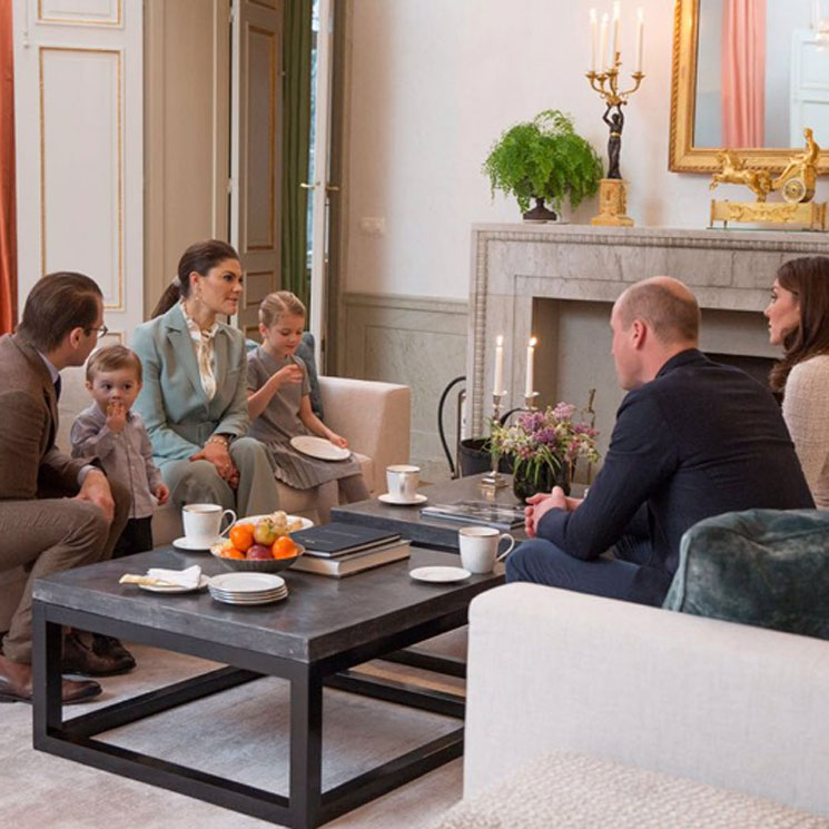 Los pequeños príncipes Estelle y Oscar reciben a los Duques de Cambridge para tomar el té