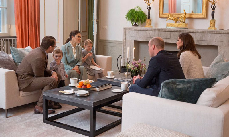 Los pequeños príncipes Estelle y Oscar reciben a los Duques de Cambridge para tomar el té