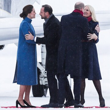 El aterrizaje, pasado por nieve, de los Duques de Cambridge en Oslo