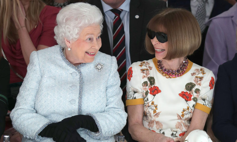 El detalle que ha revolucionado las redes sociales en el debut de Isabel II en un desfile