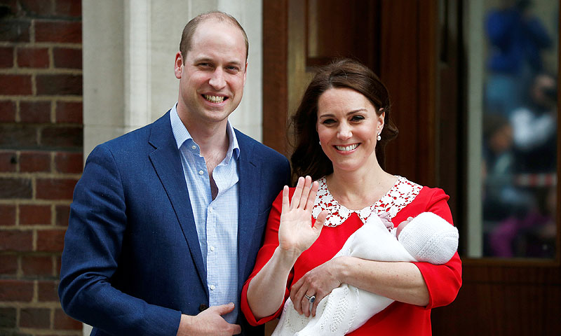Los Duques de Cambridge presentan a su tercer hijo solo siete horas después de nacer