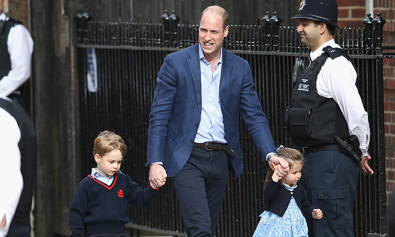 El príncipe Guillermo con sus hijos, los príncipes George y Charlotte, instantes antes de conocer al tercer hijo de los Duques de Cambridge