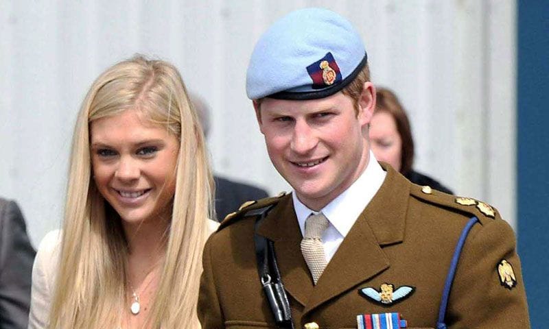 En ¡HOLA! La ex del príncipe Harry sale con el mejor amigo de Meghan Markle