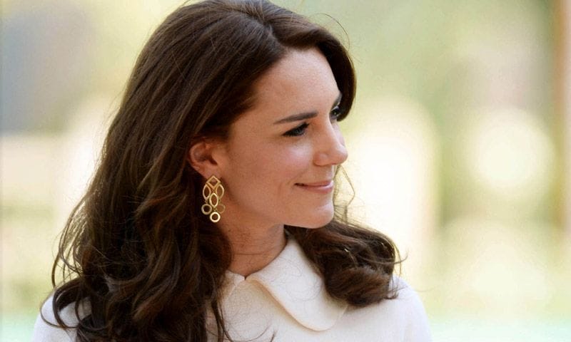 La diseñadora favorita de la Duquesa de Cambridge habla de sus críticas al vestido de novia de la Duquesa de Sussex