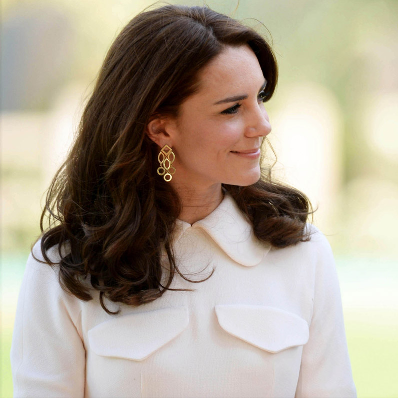 La diseñadora favorita de la Duquesa de Cambridge habla de sus críticas al vestido de novia de la Duquesa de Sussex