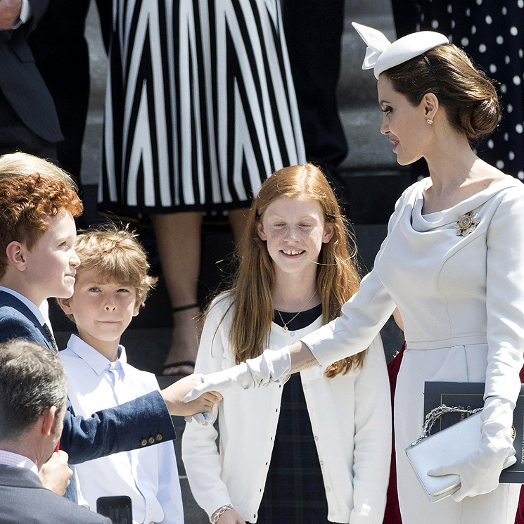 Isabel II, ausente de última hora por enfermedad del acto en el que Angelina Jolie acaparó todas las miradas 