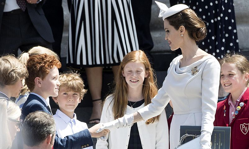 Isabel II, ausente de última hora por enfermedad del acto en el que Angelina Jolie acaparó todas las miradas