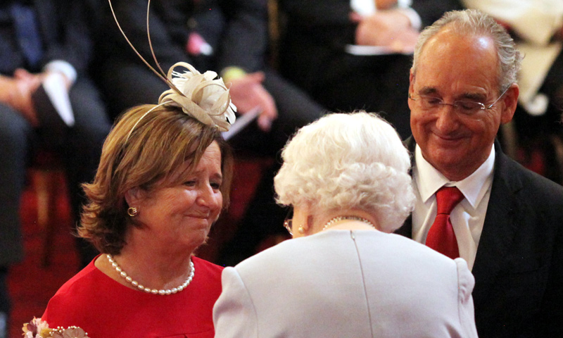 La reina Isabel II entrega la mayor condecoración al valor a los padres de Ignacio Echeverría