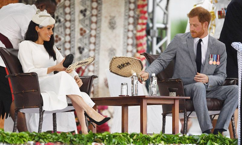 Una complicada llegada y una original bienvenida: Harry y Meghan en Fiji