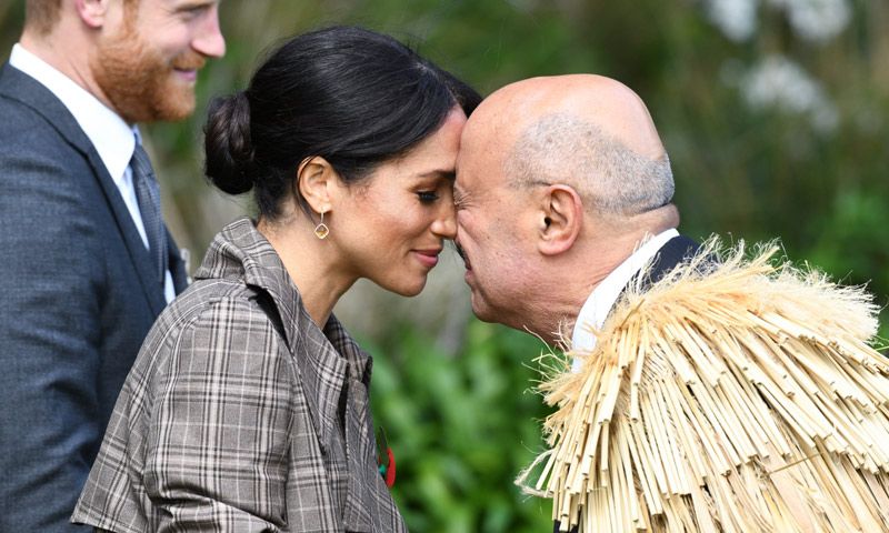 Tras el 'ensayo' en Londres, Meghan Markle pone en práctica el saludo 'hongi' en Nueva Zelanda